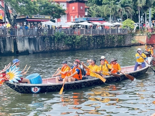 多元種族共同奮輯前進(jìn)，體驗(yàn)在馬六甲河劃龍舟，引來大批游客駐足圍觀。組委會(huì)供圖