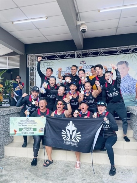 全體隊(duì)員歡慶取得混合組冠軍。組委會(huì)供圖