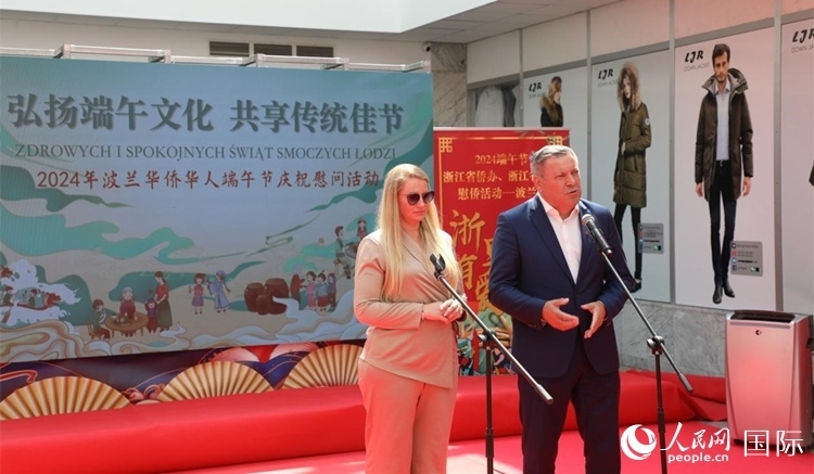 皮耶霍欽斯基（右）在活動上致辭。人民網記者 李增偉攝