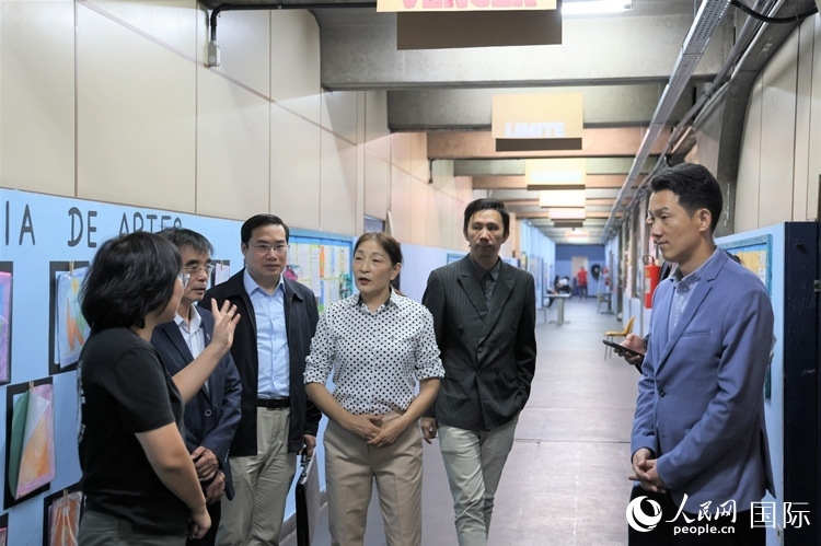 中國駐里約總領(lǐng)館商務(wù)參贊敬艷輝（右一）等嘉賓在里約孔院中方院長孫艷萍（左一）帶領(lǐng)下，參觀薩繆爾·韋納公立學(xué)校的中文教室，了解該校中文教學(xué)軟硬件設(shè)施。人民網(wǎng)記者 時(shí)元皓攝