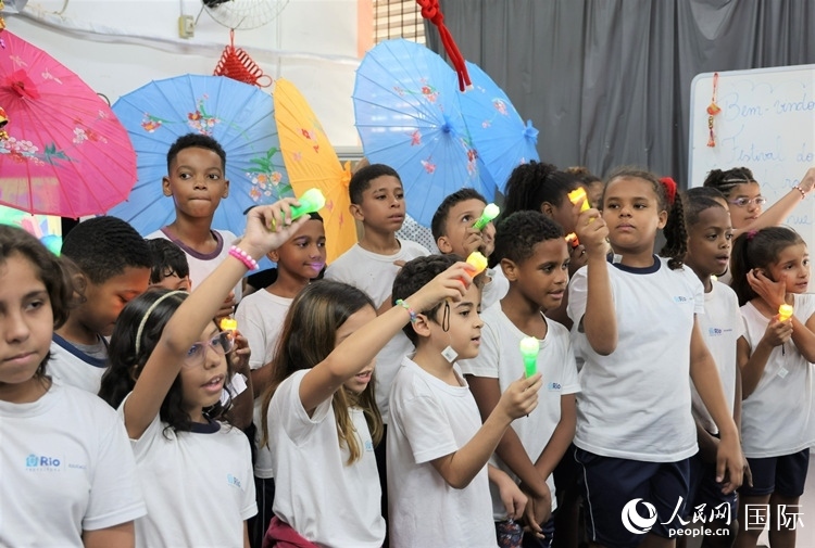 端午節(jié)活動(dòng)在里約薩繆爾·韋納公立學(xué)校舉辦，該校師生合唱中文歌曲。 人民網(wǎng)記者 時(shí)元皓攝