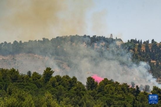 6月12日，以色列北部加利利地區(qū)遭受火箭彈襲擊后冒出滾滾濃煙。新華社發(fā)（阿亞爾·馬戈林?jǐn)z/基尼圖片社）