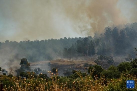  6月12日，以色列北部加利利地區(qū)遭受火箭彈襲擊后冒出滾滾濃煙。新華社發(fā)（阿亞爾·馬戈林?jǐn)z/基尼圖片社）