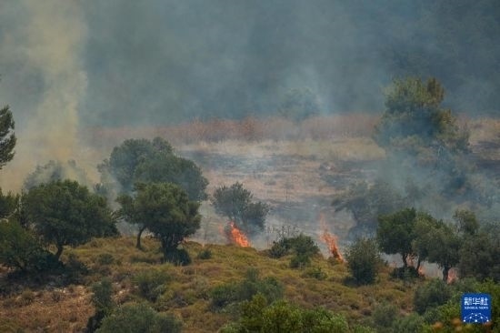 6月12日，以色列北部加利利地區(qū)遭受火箭彈襲擊后冒出滾滾濃煙。新華社發(fā)（阿亞爾·馬戈林?jǐn)z/基尼圖片社）