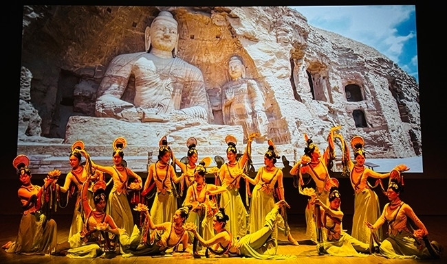 展演現(xiàn)場，同學(xué)們在表演節(jié)目《云岡飛天印象》。校方供圖