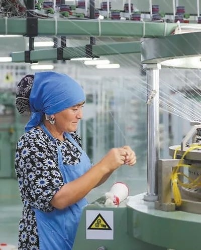 在針織毛坯車間，當?shù)毓と苏诮泳€。胡澤曦攝