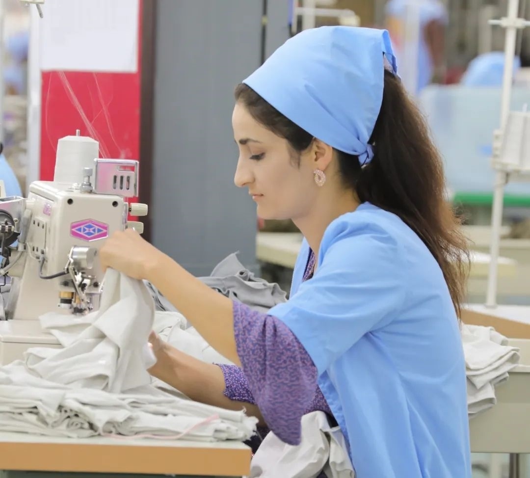 當?shù)毓と苏谶M行成衣縫紉。胡澤曦攝