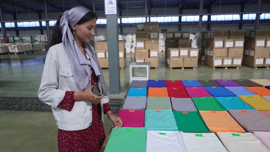 當?shù)毓と苏跈z驗成品。曲頌攝