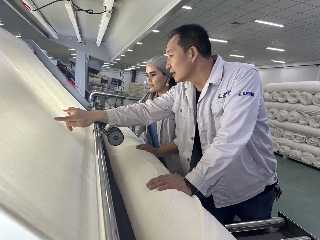 中方技術(shù)人員正在指導當?shù)毓と?。屈佩攝