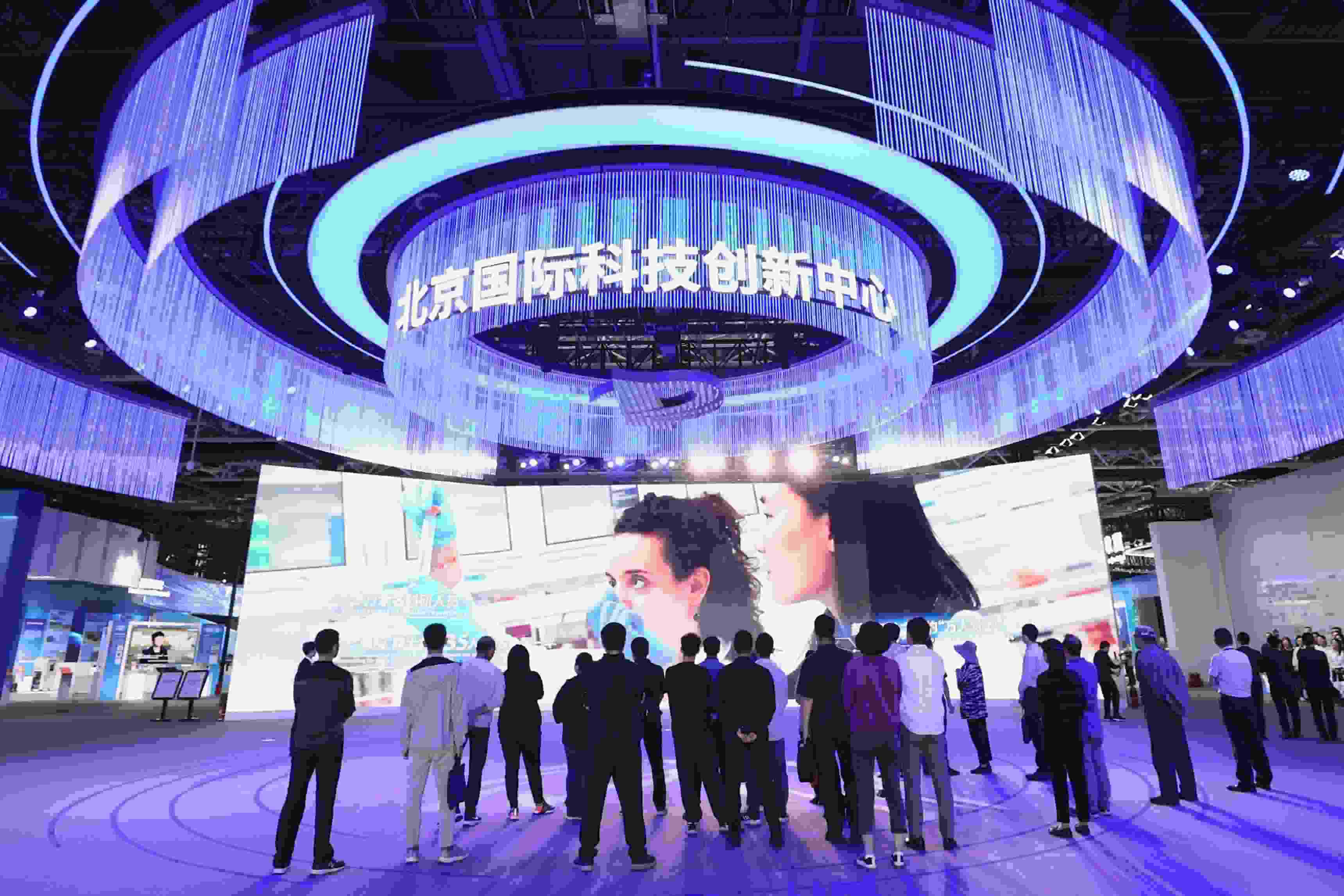 △2024年5月11日，觀眾在中關(guān)村展示中心觀看科技創(chuàng)新宣傳片。