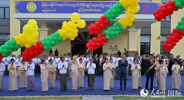 嘉賓共同為項(xiàng)目竣工剪彩。人民網(wǎng)記者 謝佳君攝