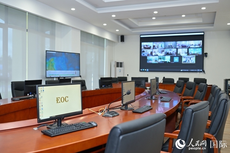 援緬甸國家疾控中心應(yīng)急指揮中心內(nèi)。人民網(wǎng)記者 謝佳君攝