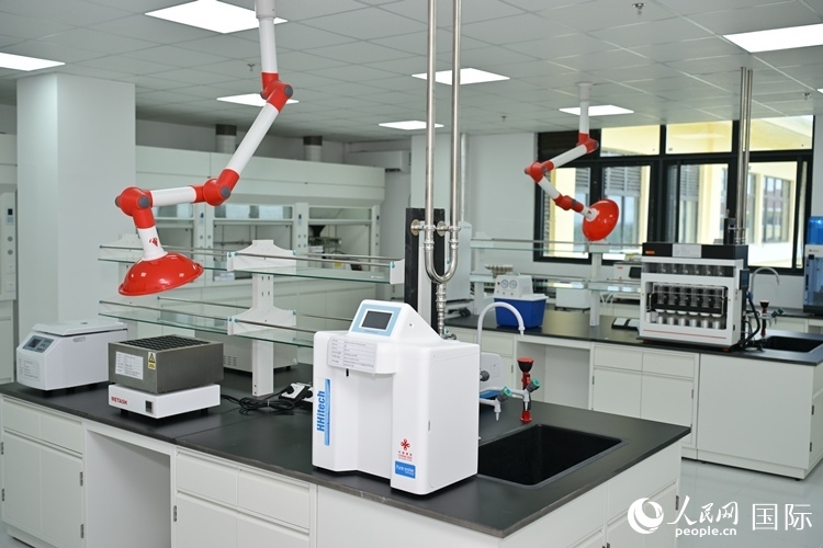 援緬甸國家疾控中心實(shí)驗(yàn)室內(nèi)。人民網(wǎng)記者 謝佳君攝