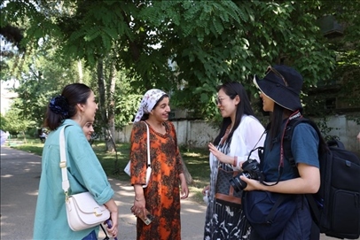 人民日報記者和塔方記者在進(jìn)行交流。顏歡攝