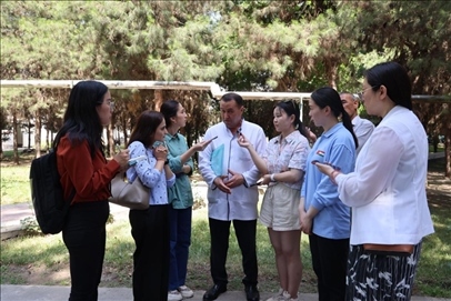 聯(lián)合采訪團隊在采訪塔吉克斯坦中央眼科醫(yī)院副院長馬爾索羅夫·薩爾杜洛。胡澤曦攝