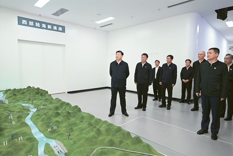 2023年12月14日至15日，中共中央總書(shū)記、國(guó)家主席、中央軍委主席習(xí)近平在廣西考察。這是14日上午，習(xí)近平在南寧市考察中國(guó)—東盟信息港股份有限公司，結(jié)合平陸運(yùn)河沙盤(pán)聽(tīng)取西部陸海新通道骨干工程建設(shè)匯報(bào)。 新華社記者 謝環(huán)馳/攝