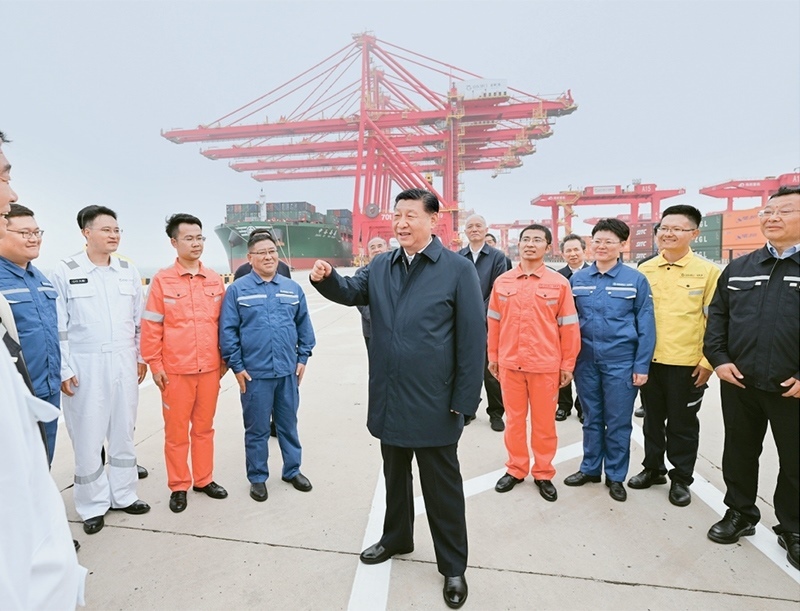 2024年5月22日至24日，中共中央總書(shū)記、國(guó)家主席、中央軍委主席習(xí)近平在山東考察。這是22日下午，習(xí)近平在日照港親切慰問(wèn)港口科技工作者、運(yùn)營(yíng)人員、航運(yùn)人員。 新華社記者 謝環(huán)馳/攝