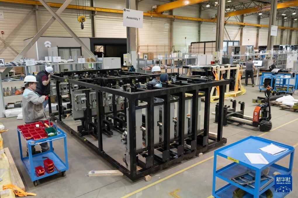 2024年1月26日，在匈牙利比奧托爾巴吉，員工在蔚來能源歐洲工廠工作。新華社發(fā)（弗爾季·奧蒂洛 攝）