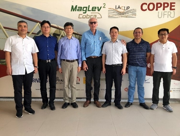 實(shí)驗(yàn)室建設(shè)團(tuán)隊(duì)主要負(fù)責(zé)人與巴西里約熱內(nèi)盧聯(lián)邦大學(xué)交流。西南交通大學(xué)供圖