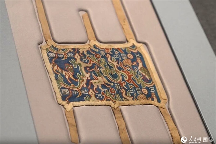 “五星出東方利中國”織錦護(hù)臂。人民網(wǎng)記者 張麗婭攝