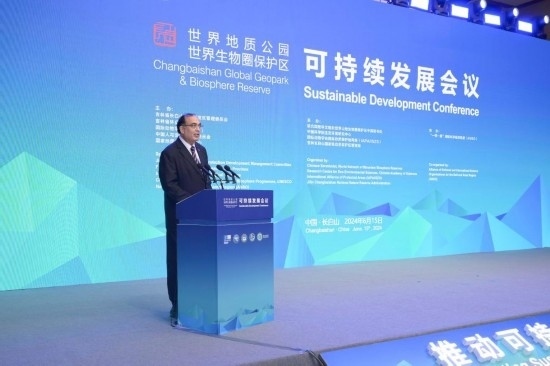  6月15日，聯(lián)合國(guó)教科文組織東亞地區(qū)辦事處主任夏澤翰在“長(zhǎng)白山·世界地質(zhì)公園、世界生物圈保護(hù)區(qū)可持續(xù)發(fā)展會(huì)議”上做主旨演講。新華社發(fā)