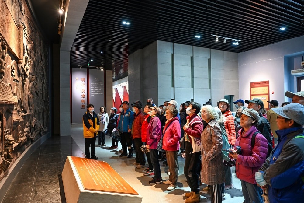 △ 2024年4月10日，北京朝陽區(qū)安慧里社區(qū)黨委組織離退休黨員參觀“明鏡昭廉”明代反貪尚廉歷史文化園。