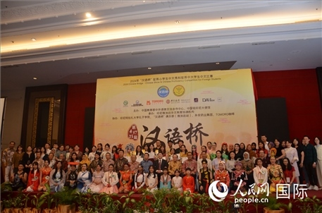 出席閉幕典禮的嘉賓、學(xué)校師生及獲獎(jiǎng)選手等合影留念。人民網(wǎng)記者李培松攝