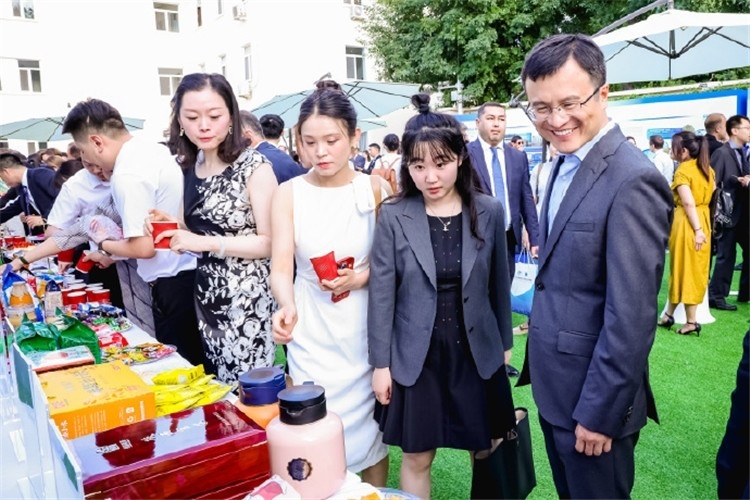 與會嘉賓參觀品鑒上合組織農(nóng)業(yè)基地特產(chǎn)。主辦方供圖