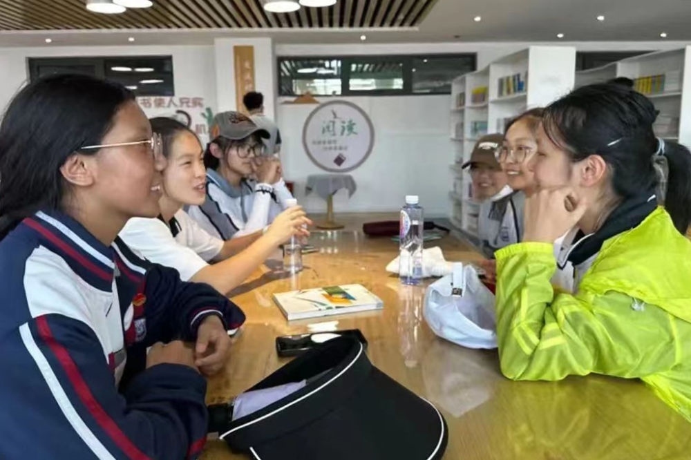 2023年7月10日，在果洛西寧民族中學(xué)，上海市大同中學(xué)學(xué)生（右）與果洛西寧民族中學(xué)學(xué)生交流。新華社發(fā)（果洛州教育局供圖）