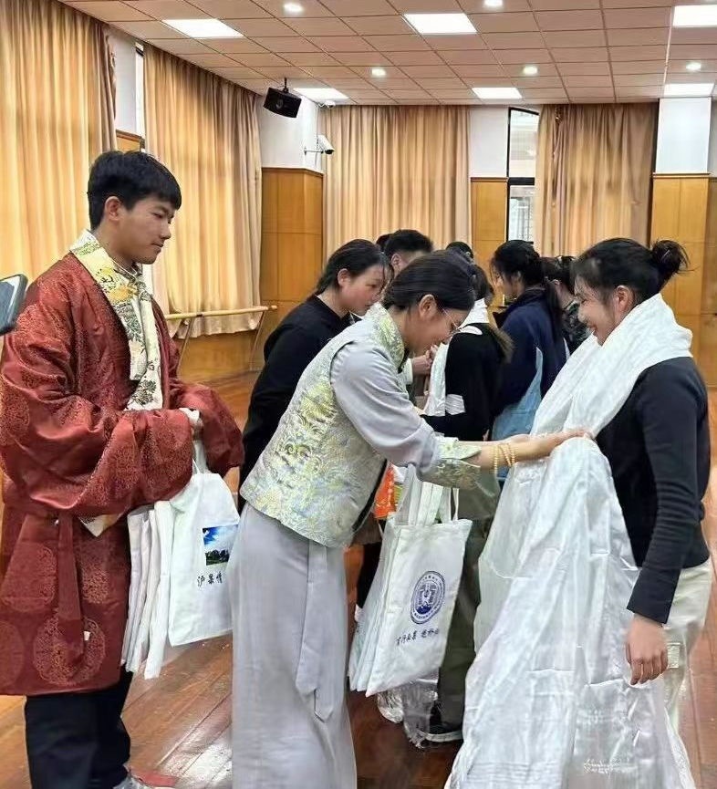 2024年1月18日，在上海市大同中學(xué)，果洛西寧民族中學(xué)學(xué)生給上海大同中學(xué)師生獻(xiàn)哈達(dá)。新華社發(fā)（果洛州教育局供圖）