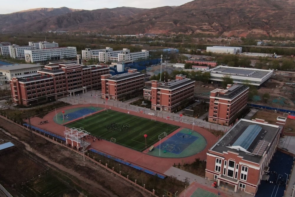 2021年4月28日拍攝的果洛西寧民族中學(xué)（無人機(jī)照片）。