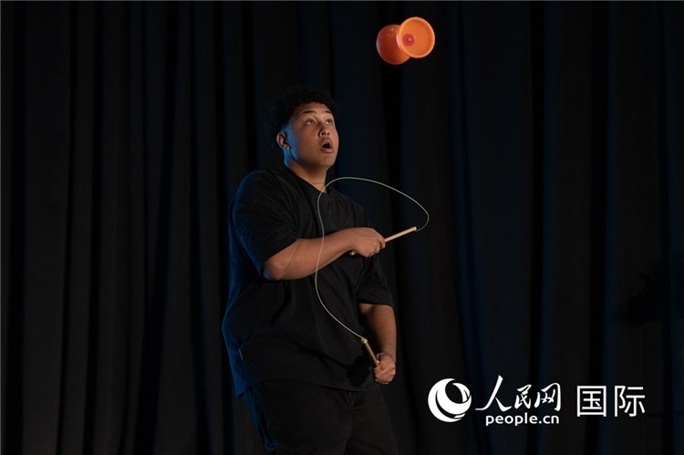 參賽選手表演的抖空竹如行云流水。人民日報非洲中心分社 希拉茲·莫林?jǐn)z