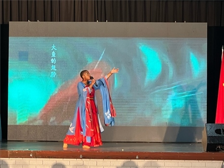 一等獎獲得者彩翼進(jìn)行才藝表。（圖片來源：孔子課堂）