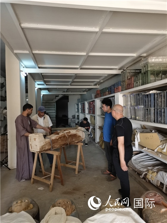 圖為中埃薩卡拉新出土文物數(shù)字化調(diào)查與研究項(xiàng)目團(tuán)隊(duì)在工作現(xiàn)場(chǎng)。