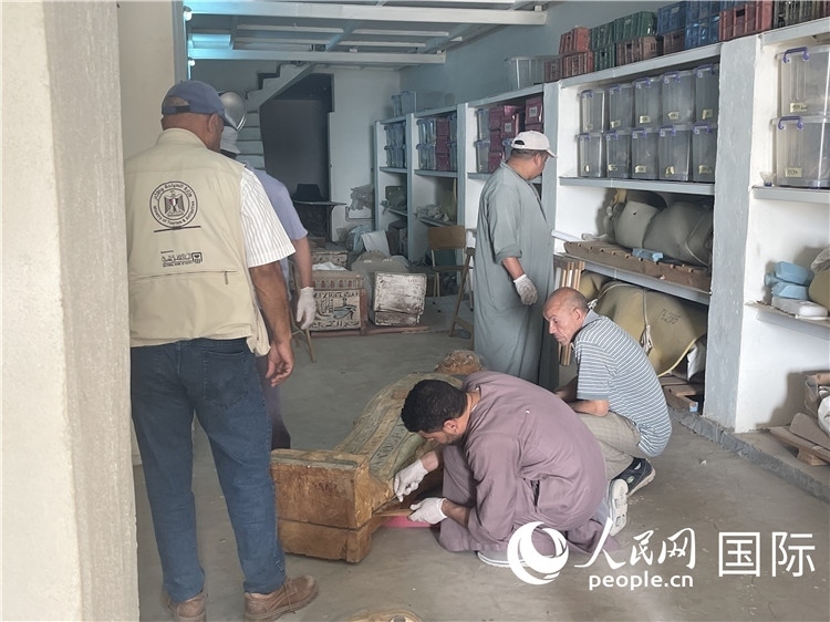 圖為中埃薩卡拉新出土文物數(shù)字化調(diào)查與研究項(xiàng)目團(tuán)隊(duì)在工作現(xiàn)場(chǎng)。薛江攝