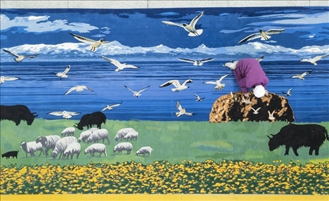 在青海省西寧市圣源地毯集團有限公司生產(chǎn)車間，操作工檢查毯面、拔花刺（2023年2月4日攝）。新華社記者 才揚 攝