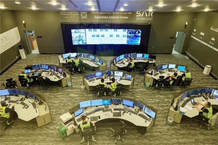 圖為運營指揮中心一景。中國鐵建供圖