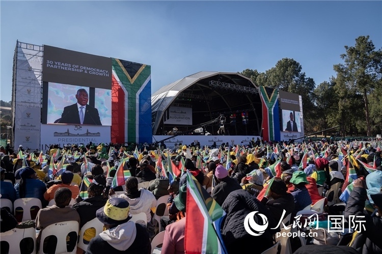 南非民眾觀(guān)看拉馬福薩總統(tǒng)就職演說(shuō)。 人民日?qǐng)?bào)非洲中心分社 希拉茲·莫林?jǐn)z