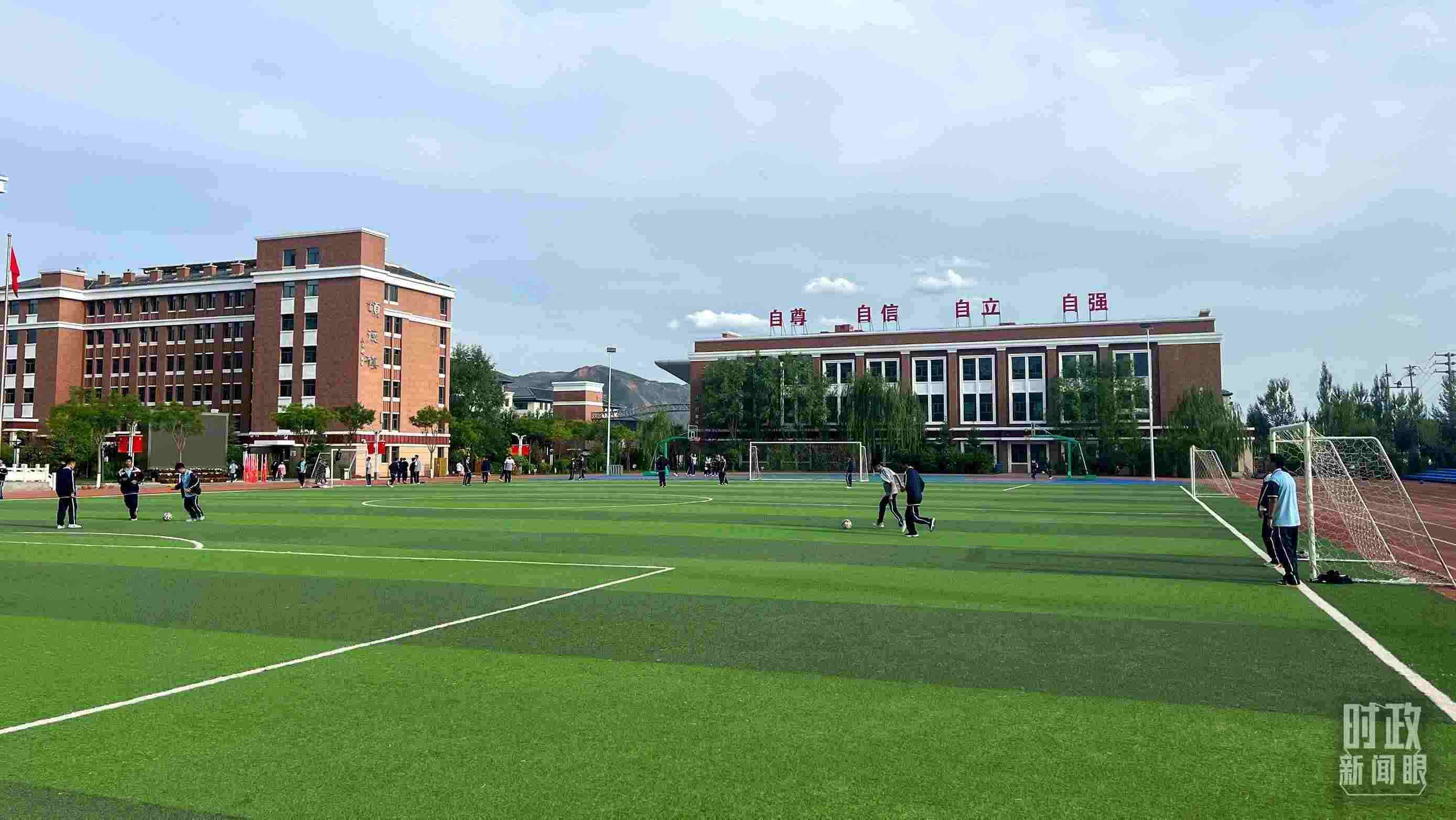 △果洛西寧民族中學(xué)。（總臺央視記者楊波、楊新禹拍攝）