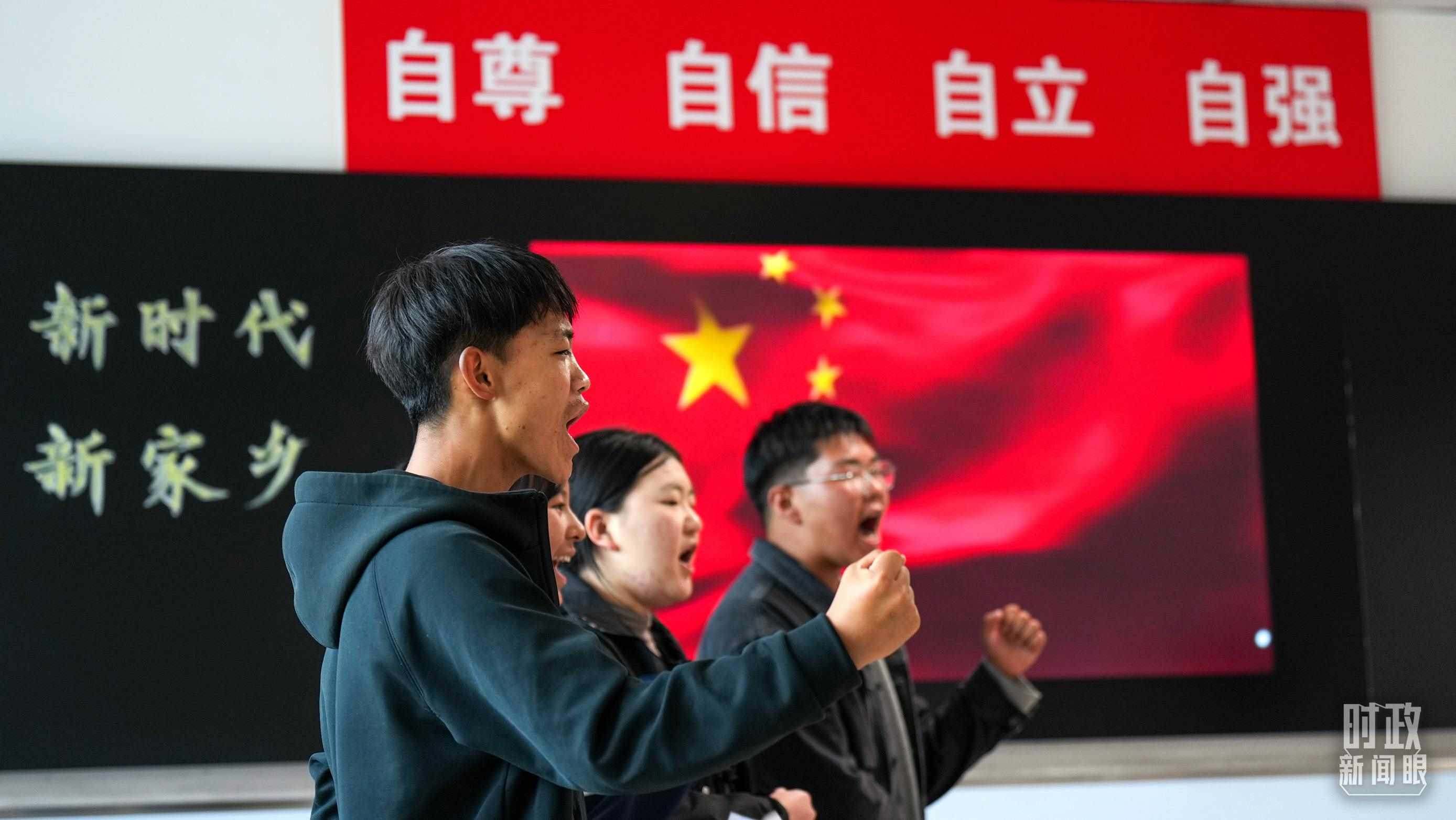 △果洛西寧民族中學(xué)高一（1）班的“新時代、新家鄉(xiāng)”主題思政課。（總臺央視記者許永松、國廣記者李晉拍攝）