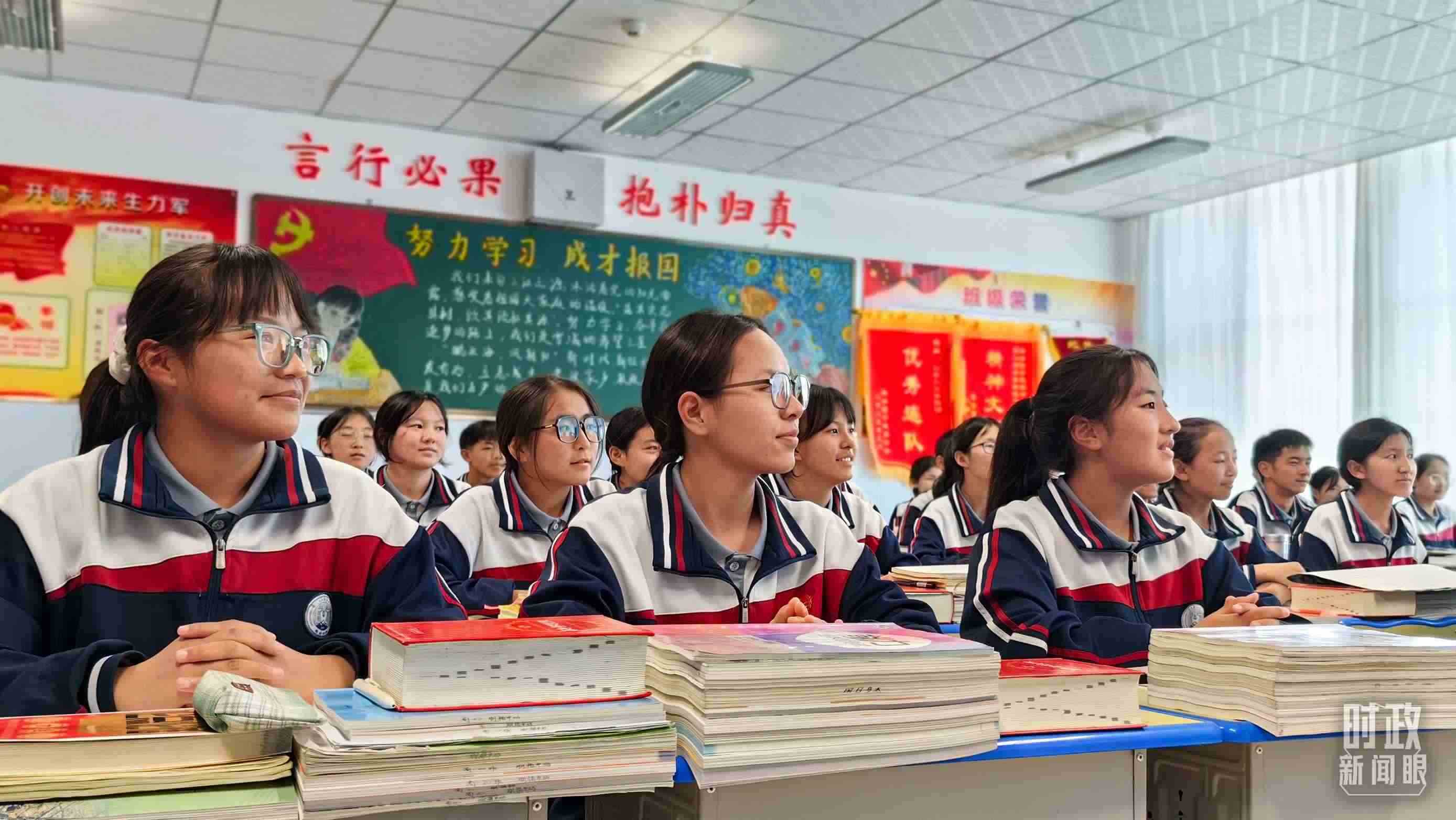 △果洛西寧民族中學(xué)高一（1）班的“新時代、新家鄉(xiāng)”主題思政課。（總臺央視記者段德文拍攝）