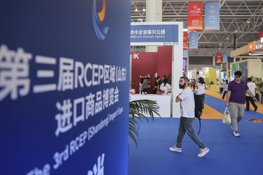 2023年8月18日，人們在第三屆RCEP區(qū)域（山東）進(jìn)口商品博覽會上參觀。新華社發(fā)（許傳寶 攝）