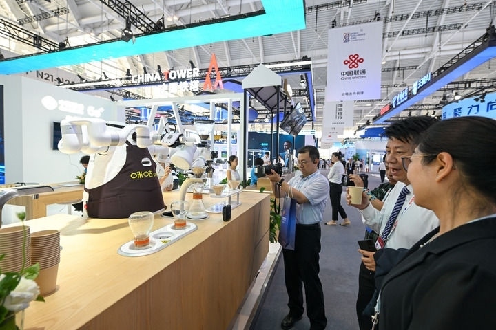 6月20日，與會(huì)者品嘗機(jī)器人沖調(diào)出的咖啡。新華社記者 孫凡越 攝