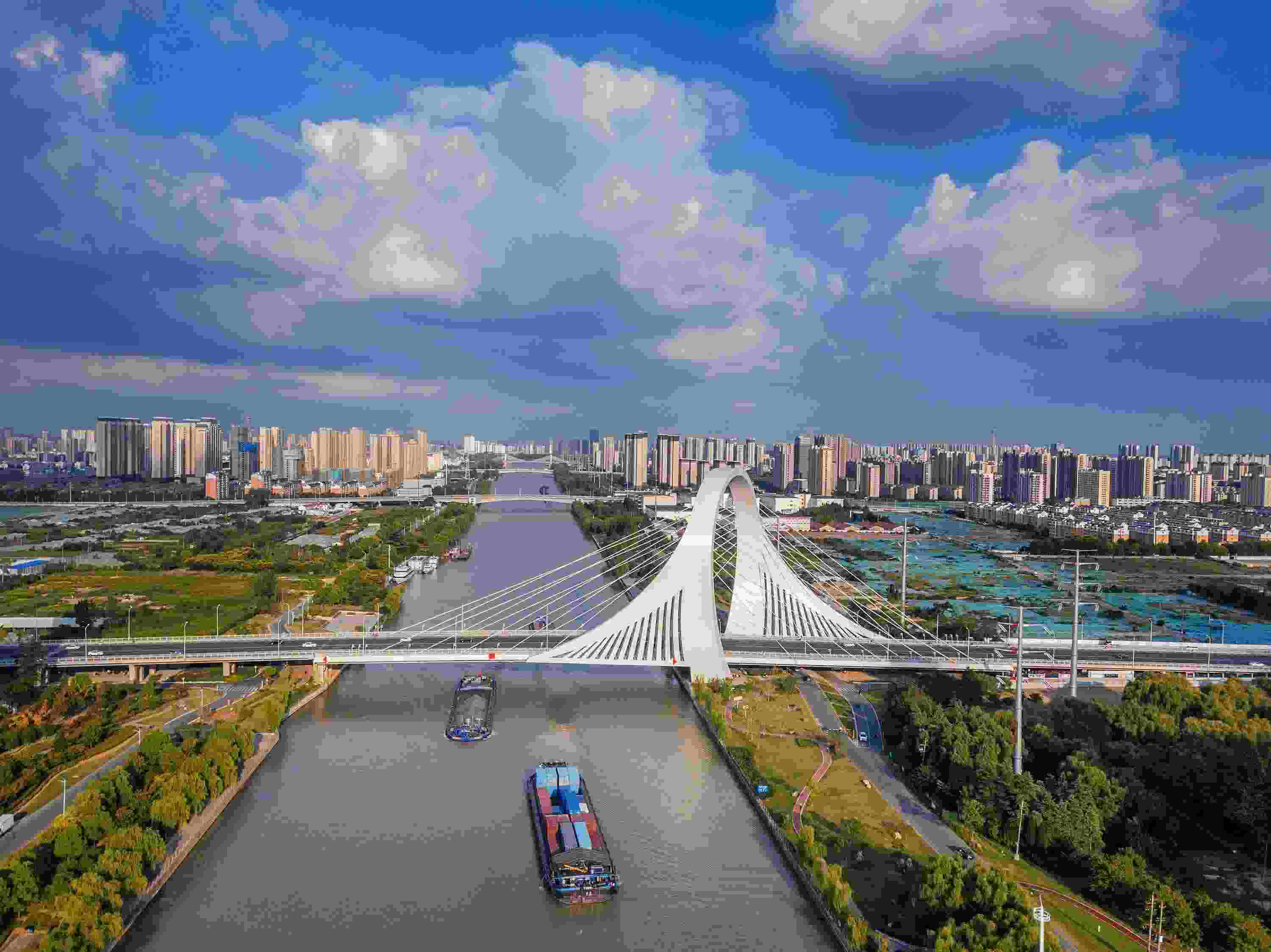 2022年9月12日，幾艘船舶行駛在江蘇淮安運(yùn)河大橋附近。