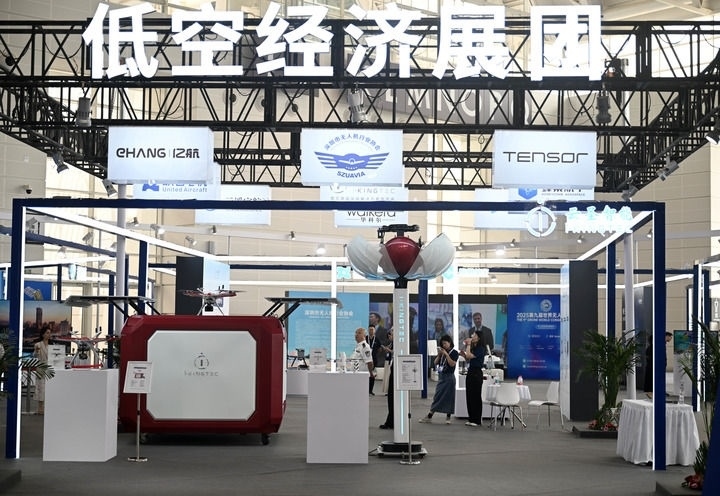 6月20日，參觀者在博覽會(huì)低空經(jīng)濟(jì)展團(tuán)參觀。新華社記者 趙子碩 攝