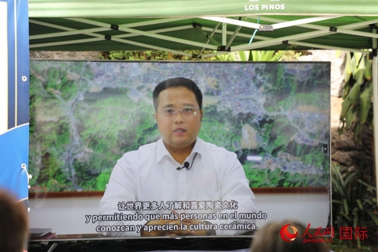 德化縣人民政府縣長方俊欽視頻致辭。人民網(wǎng) 埃內(nèi)斯托·多明戈斯攝