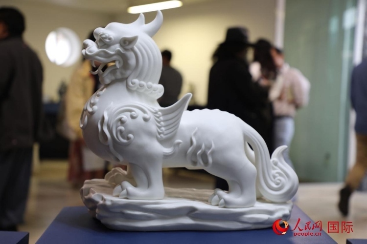 展覽現(xiàn)場的德化白瓷。人民網(wǎng) 埃內(nèi)斯托·多明戈斯攝