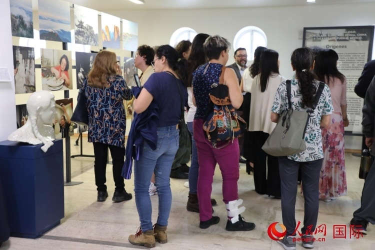 在展覽現(xiàn)場，觀眾們駐足欣賞德化白瓷和墨西哥彩瓷。人民網(wǎng) 埃內(nèi)斯托·多明戈斯攝