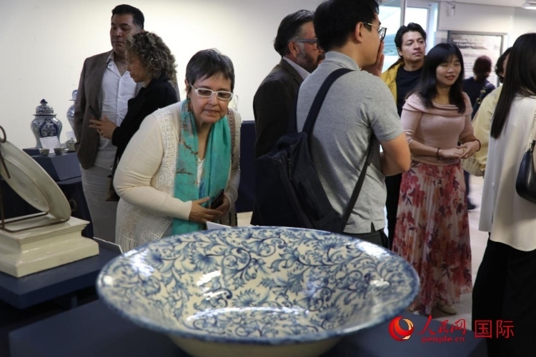 在展覽現(xiàn)場，觀眾們駐足欣賞德化白瓷和墨西哥彩瓷。人民網(wǎng) 埃內(nèi)斯托·多明戈斯攝
