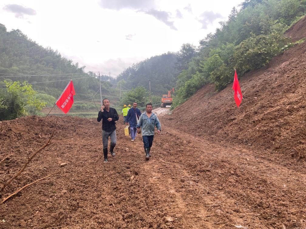 6月22日，木石里008縣道最后一個塌方點搶通。（受訪者供圖）